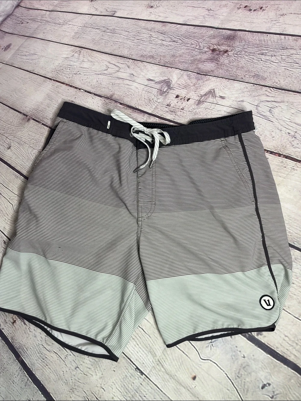 Vuori Men’s Striped Cruise Board Shorts size 33